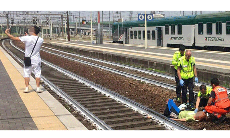 218907