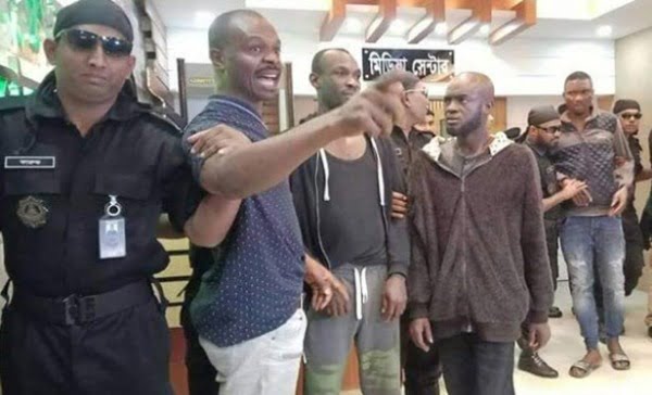 233713